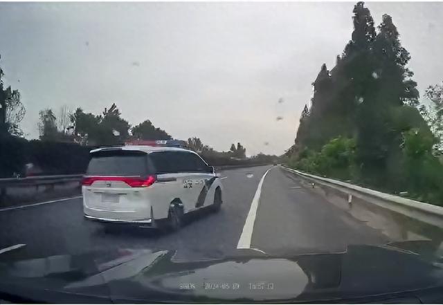 湖北一警车高速上逼停小车当地回应：两民警