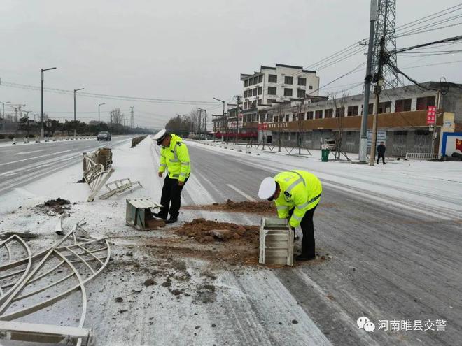 雪天车辆撞毁栏杆阻碍交通睢县交警合力清理