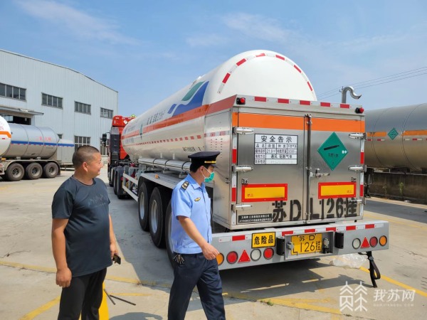 溧阳交通安全督查“设路障”改为“设路标”对危运车辆进行“邀约式”安全检查(图2)