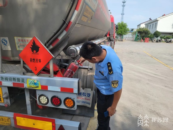 溧阳交通安全督查“设路障”改为“设路标”对危运车辆进行“邀约式”安全检查(图4)