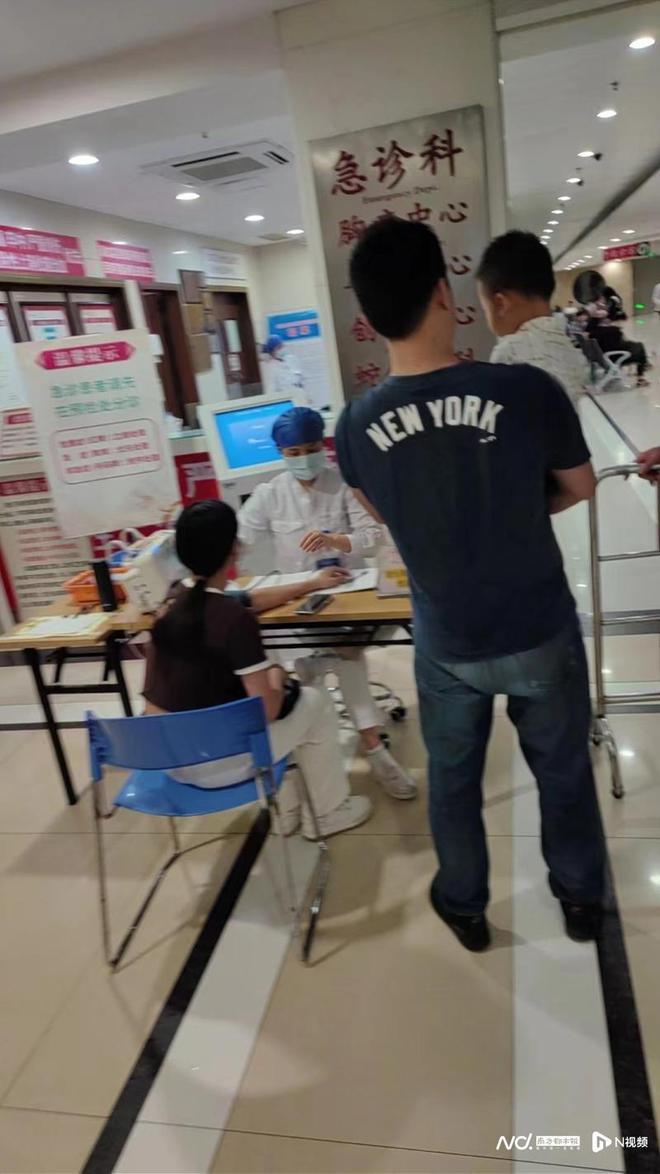 中山民警冒雨逆行百米清除路障解救高速路上受困人员(图2)