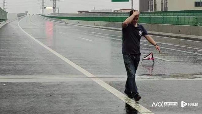 中山民警冒雨逆行百米清除路障解救高速路上