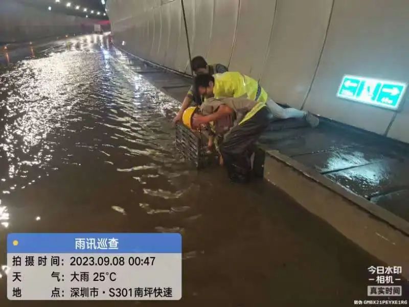 多图直击丨暴雨中的深圳交通部门疏通积水清理路障(图2)