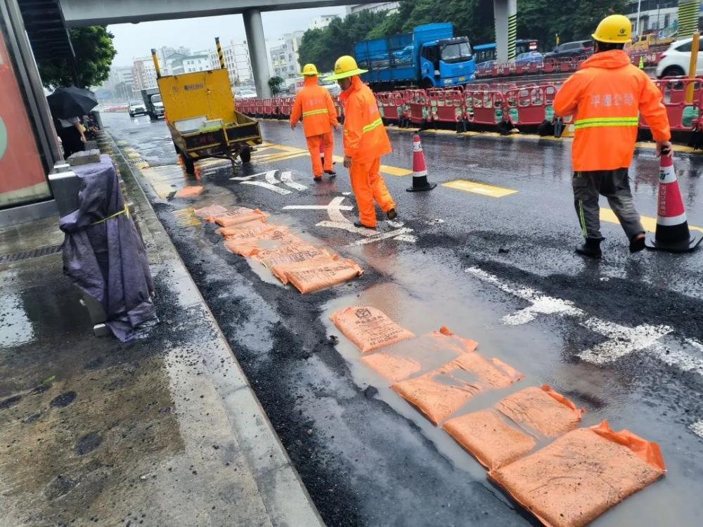 多图直击丨暴雨中的深圳交通部门疏通积水清理路障(图3)