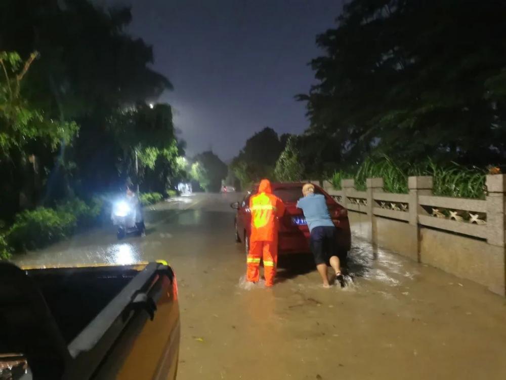 多图直击丨暴雨中的深圳交通部门疏通积水清理路障(图4)