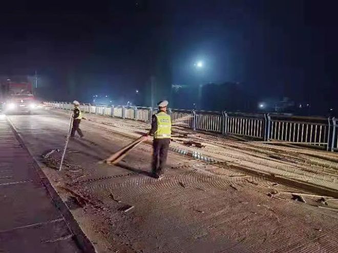 永福交警化身路面“清洁工”齐心协力保畅通