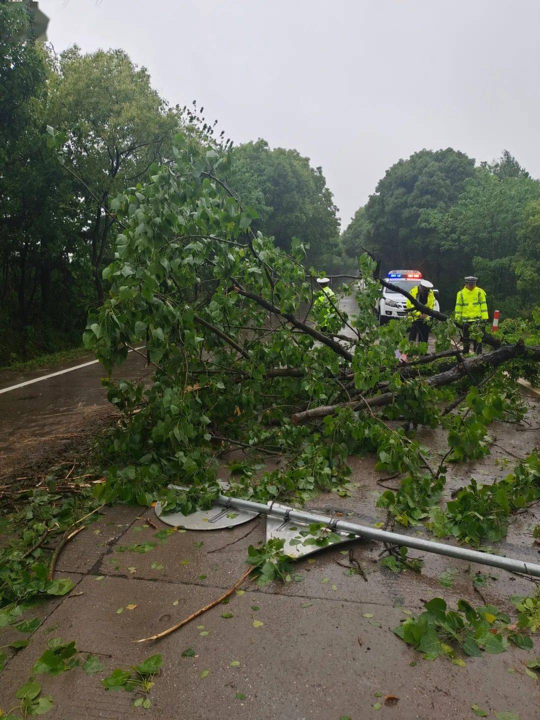 进贤公安交警联合公路部门清理“路障”