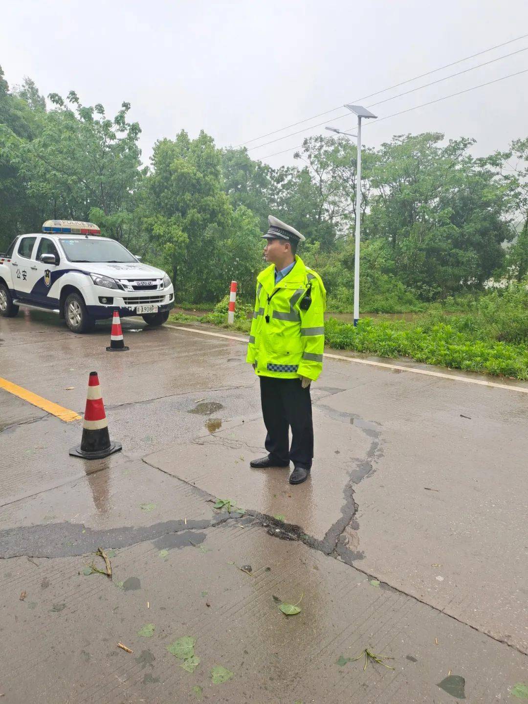 进贤公安交警联合公路部门清理“路障”(图2)