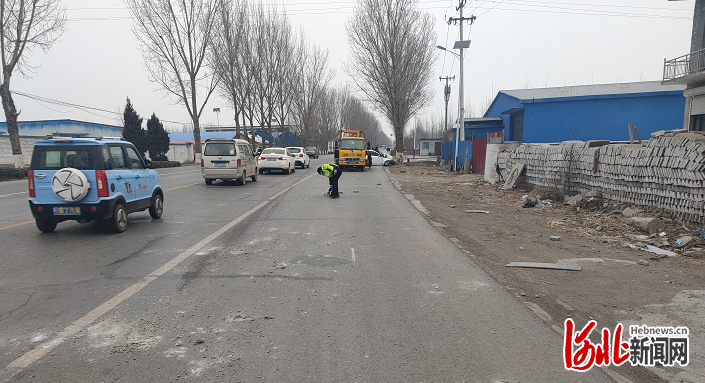 肃宁交警及时清理路障为群众出行保畅通