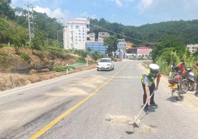 交警巡逻遇路障快速清理除隐患