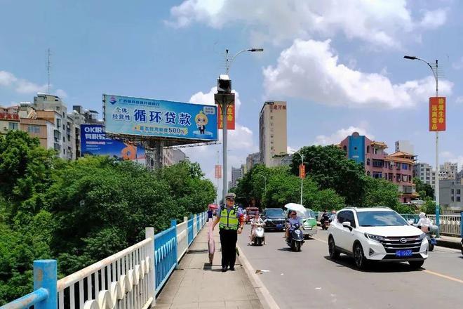 交警巡逻遇路障快速清理除隐患(图3)