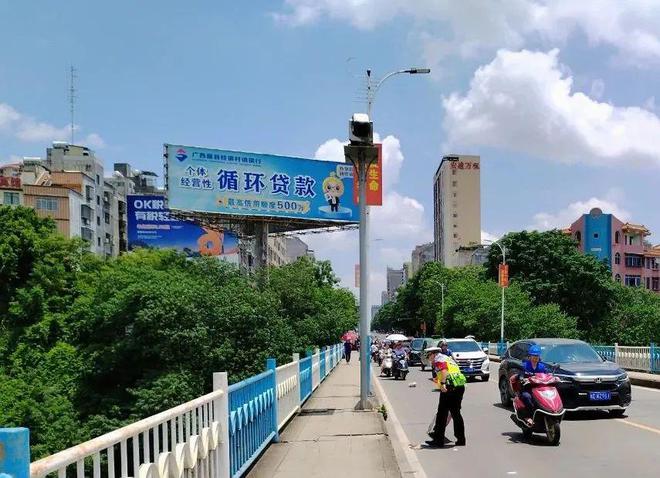 交警巡逻遇路障快速清理除隐患(图2)