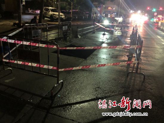交警全力守护交通平安冒雨清路障排险情保畅