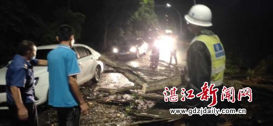 交警全力守护交通平安冒雨清路障排险情保畅通(图3)