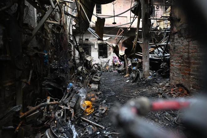 越南河内纸桥郡惨烈火灾：14人丧生、3人受伤目击者称听到爆炸声现场一片狼藉(图2)