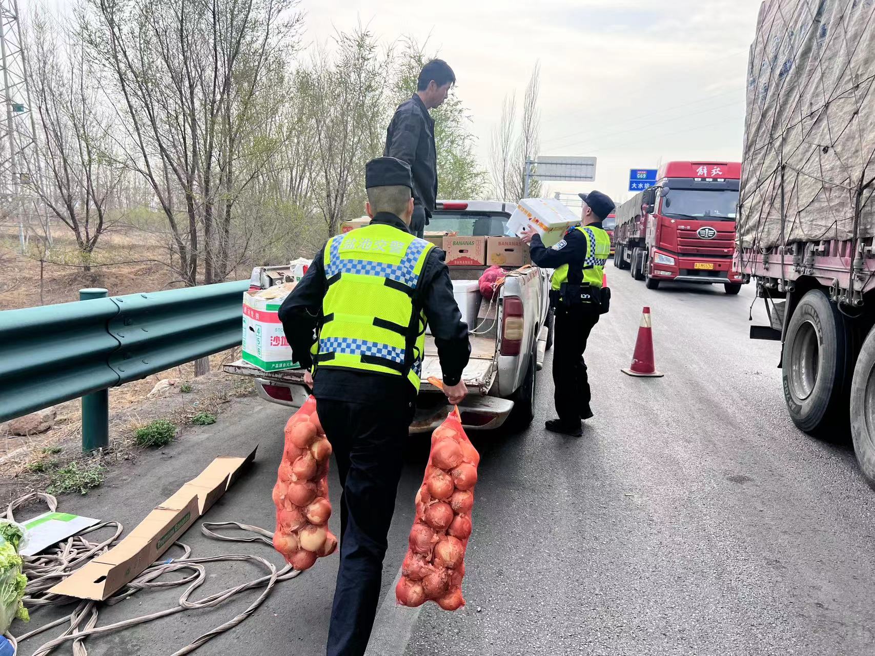 盐池交警及时清理路障保畅通