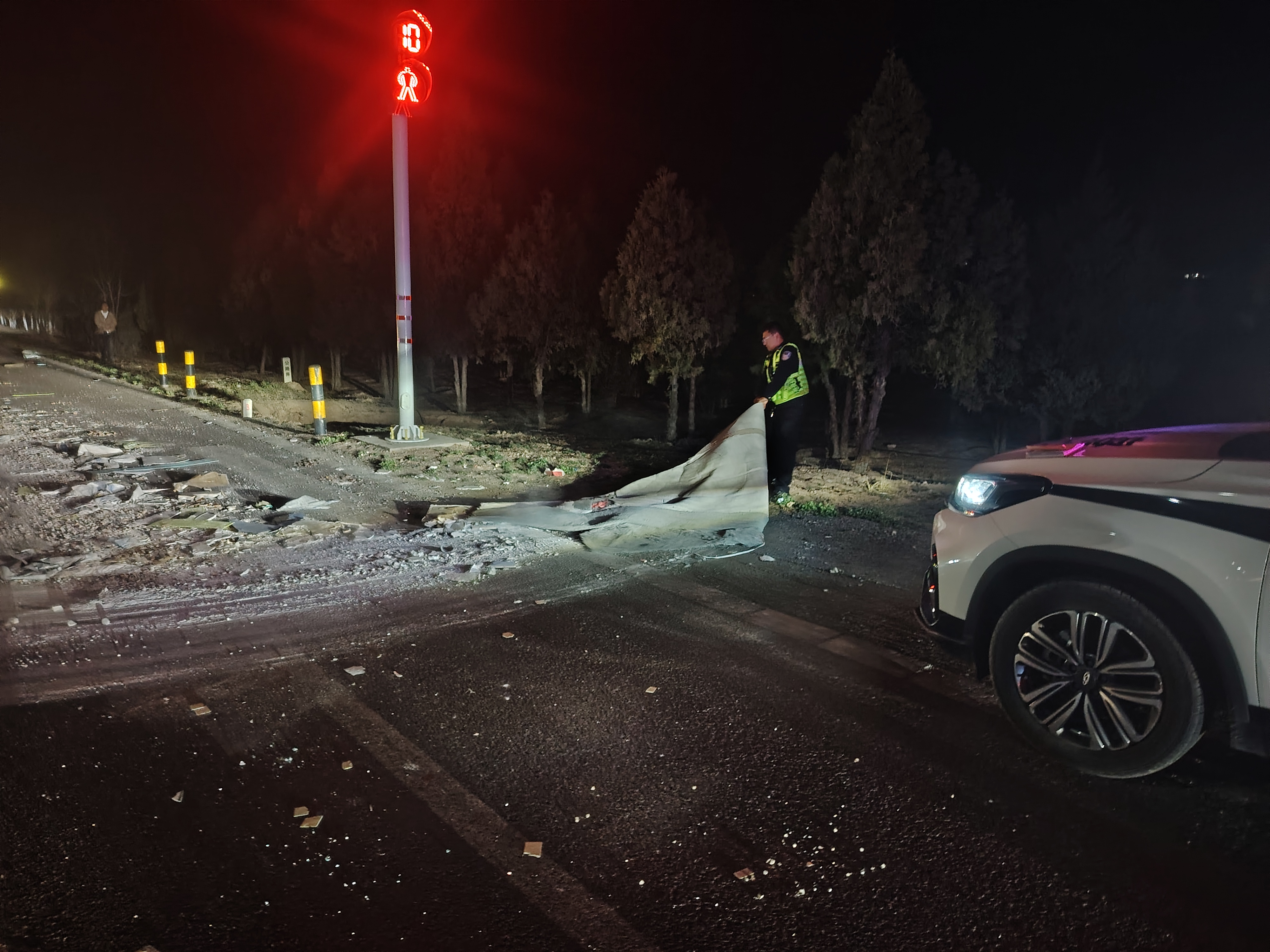 盐池交警及时清理路障保畅通(图2)