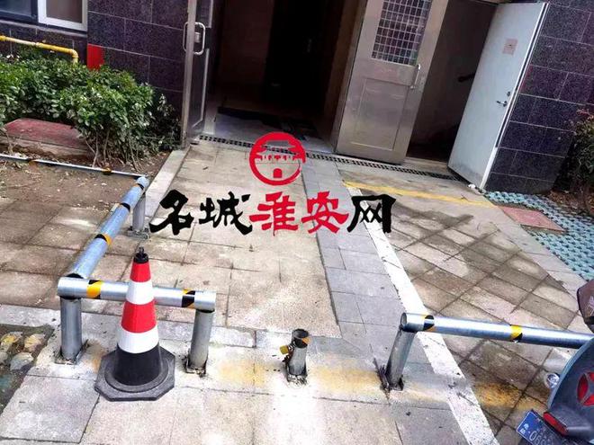 【吐槽】单元门前设“路障”拦截电动车该听