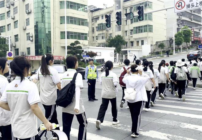 两千学子远足励志襄阳保康民警倾情护航(图2)