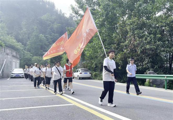 两千学子远足励志襄阳保康民警倾情护航