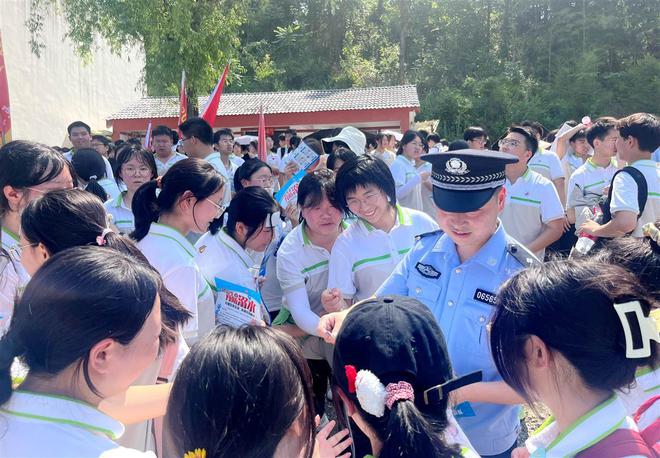两千学子远足励志襄阳保康民警倾情护航(图4)