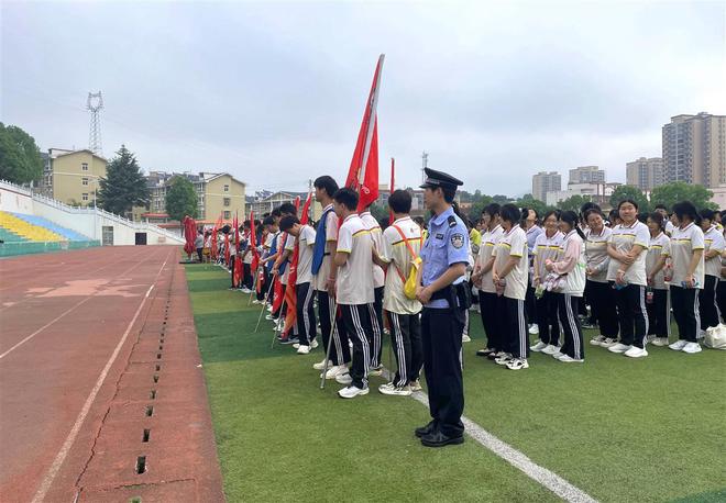 两千学子远足励志襄阳保康民警倾情护航(图3)