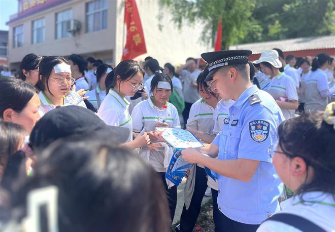 两千学子远足励志襄阳保康民警倾情护航(图5)