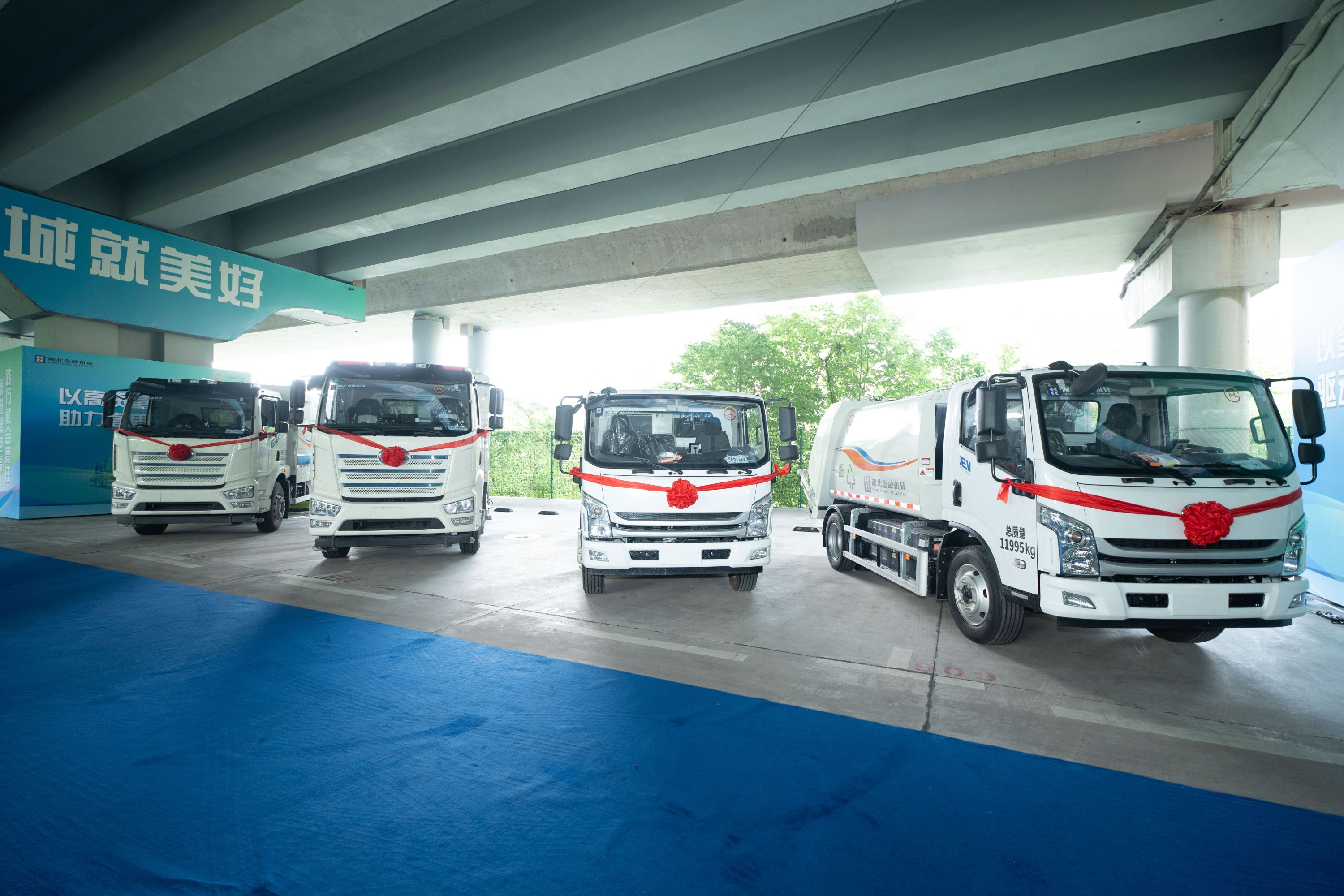 武汉首批融资租赁新能源环卫车上岗运行不扰