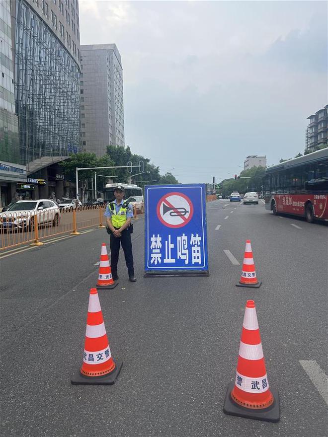禁鸣标志小移动降噪效果好多了考生家长为交