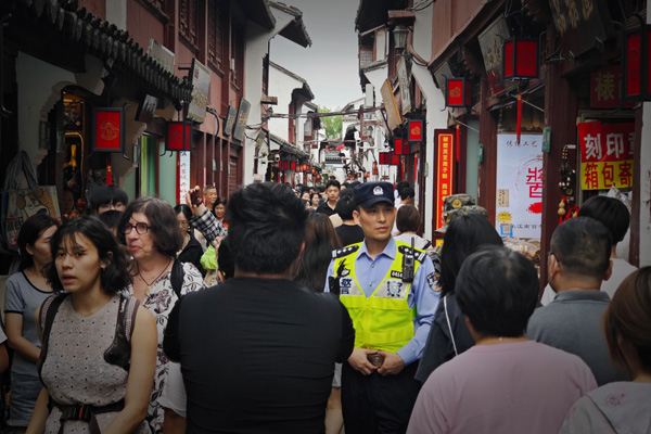 热门景点“一点一方案”端午假期闵行公安守护市民游客平安(图2)