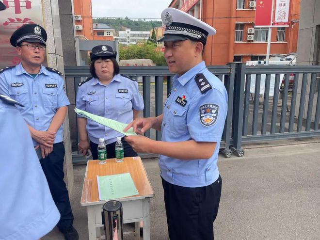 助力高考为梦想而战——洛宁公安交警为考生