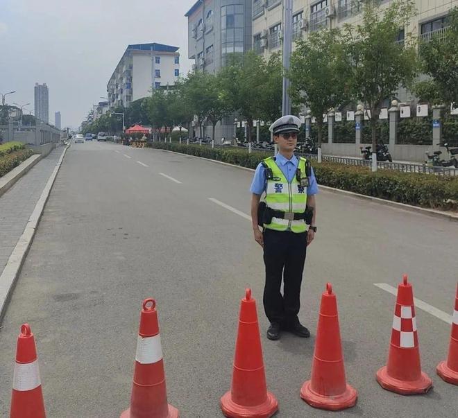 助力高考为梦想而战——洛宁公安交警为考生保驾护航(图2)