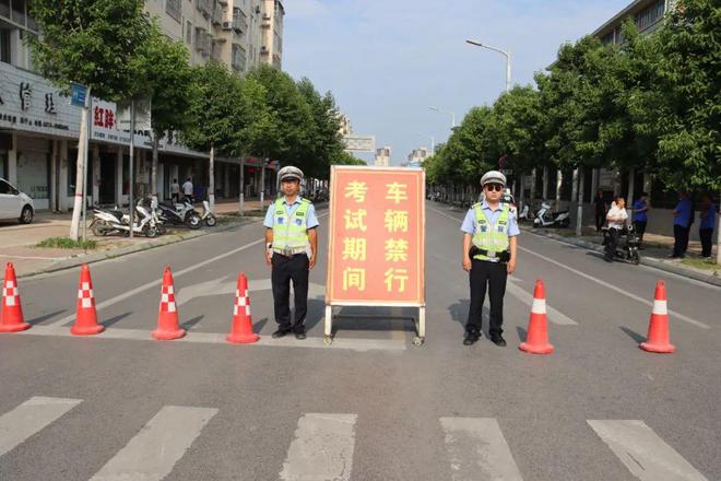 助力高考为梦想而战——洛宁公安交警为考生保驾护航(图3)