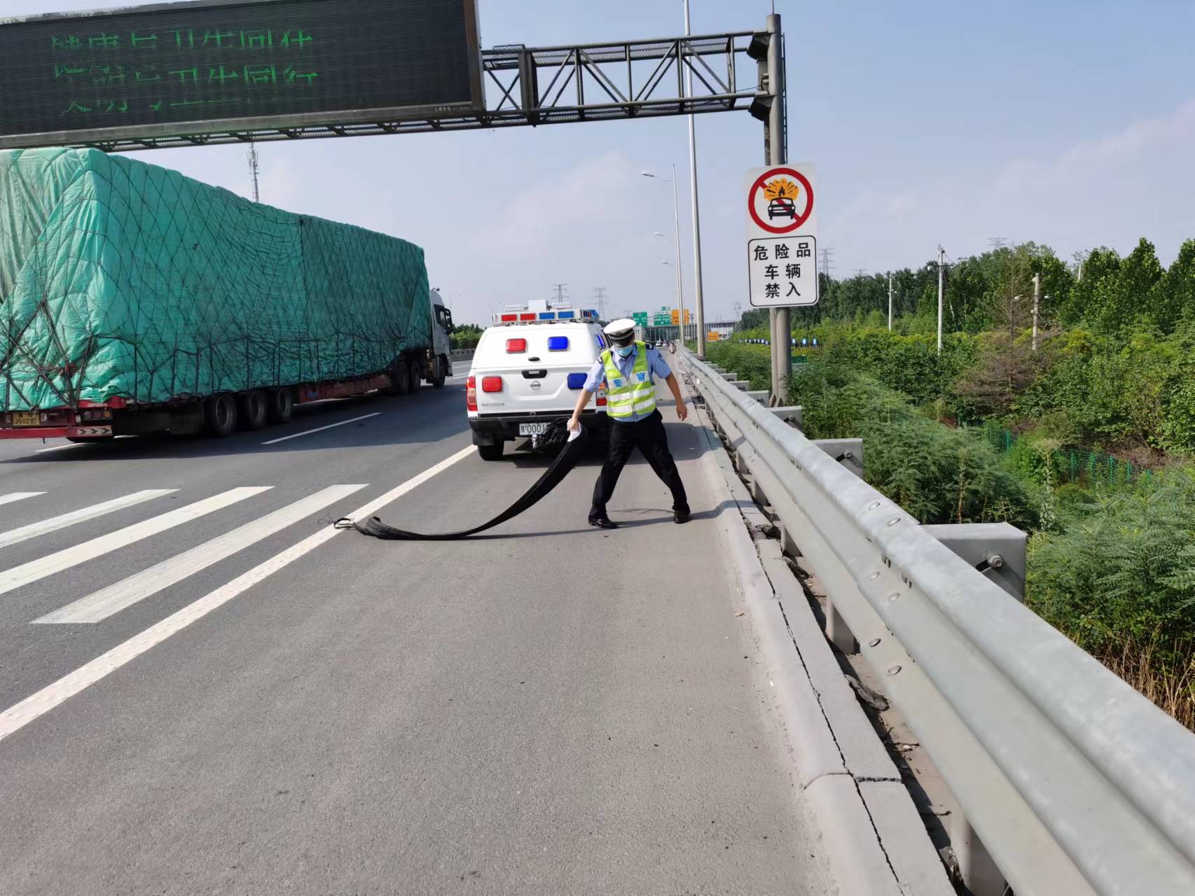 高速交警及时清理路障消除安全隐患(图2)