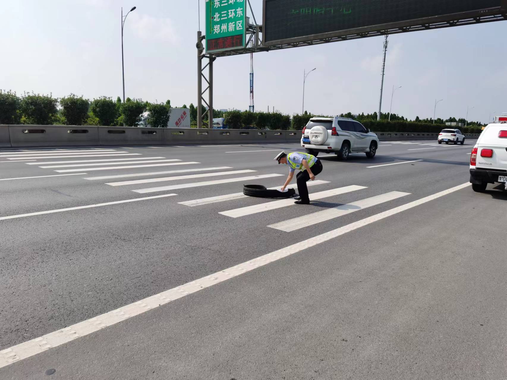 高速交警及时清理路障消除安全隐患