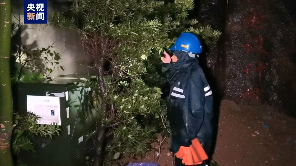 强降雨致广西玉林供电线%停电用户恢复供电(图2)