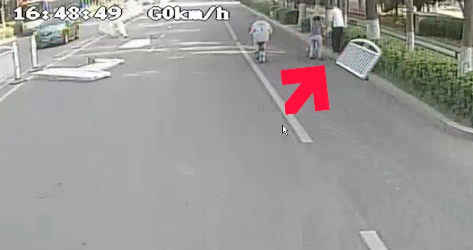 城阳巴士司机与市民携手排除路障获乘客点赞