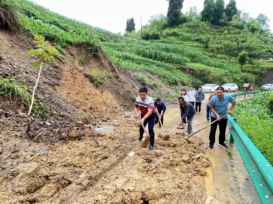 汇川区山盆镇：“汛”速响应党群共筑防汛安
