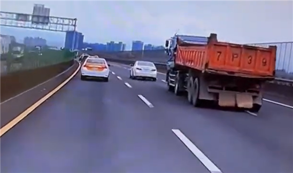 为何高速路上不要和大货车长时间并行记录仪