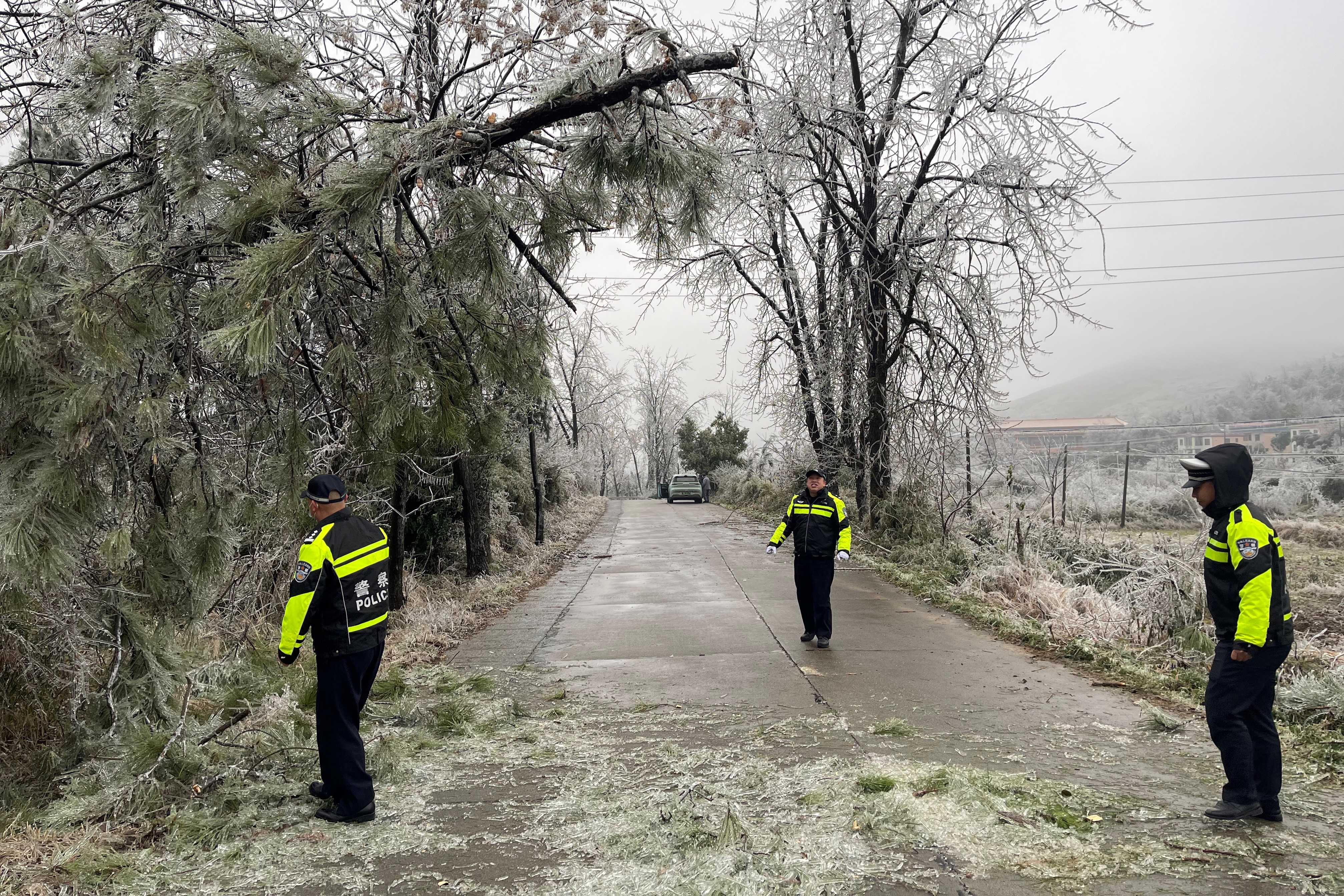 桂阳交警清路障保畅通(图2)