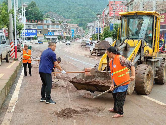 普定县马场镇：除路障清隐患守安全(图2)