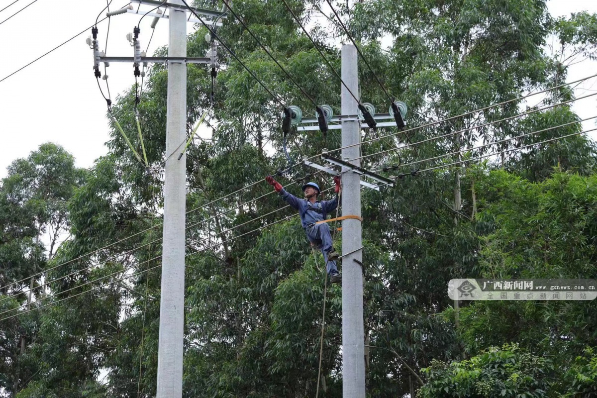 强降雨突袭柳州供电局分秒必争抢修复电(图2)