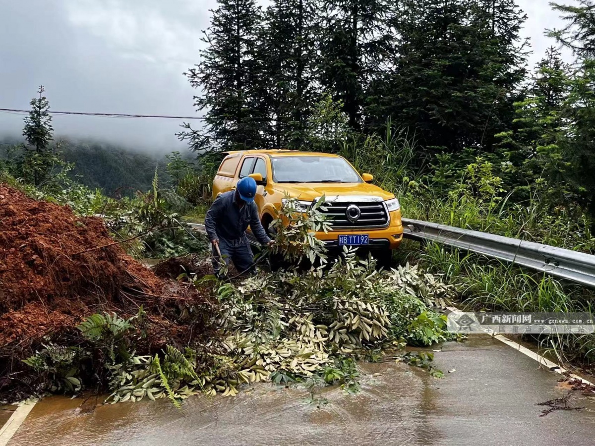 强降雨突袭柳州供电局分秒必争抢修复电(图3)