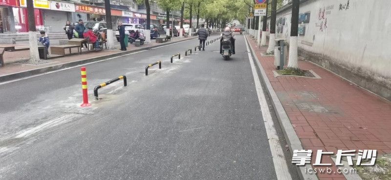 城市道路“毛细血管”堵了？U型防护栏来治
