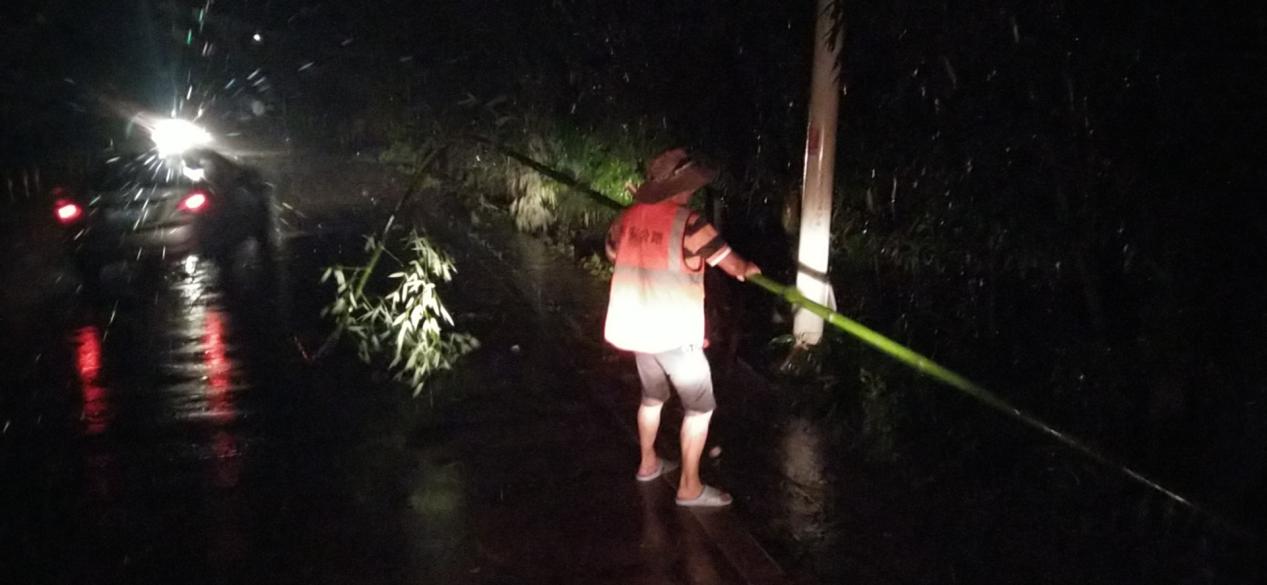 东安公路：向雨前行清障除险保畅通