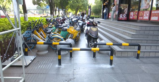 “轮椅、推车都过不去”人行道上出现“拦路虎”？多部门回应(图2)