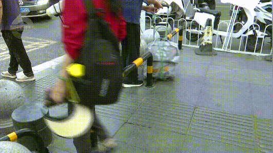 “轮椅、推车都过不去”人行道上出现“拦路虎”？多部门回应(图3)