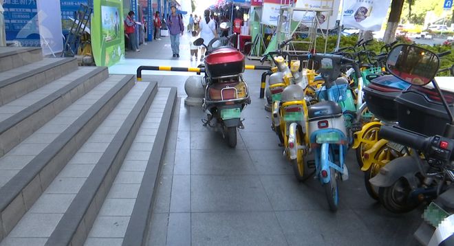 “轮椅、推车都过不去”人行道上出现“拦路虎”？多部门回应(图4)