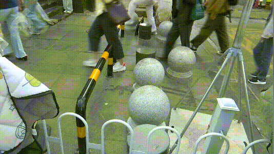 “轮椅、推车都过不去”人行道上出现“拦路虎”？多部门回应(图5)