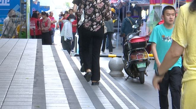 “轮椅、推车都过不去”人行道上出现“拦路虎”？多部门回应(图8)